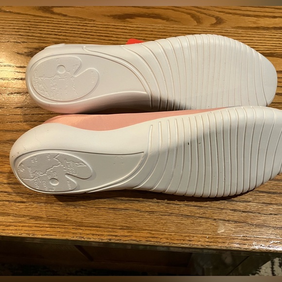 Lily of the Valley 2 UIN Art Travel Shoes - Picture 4 of 6